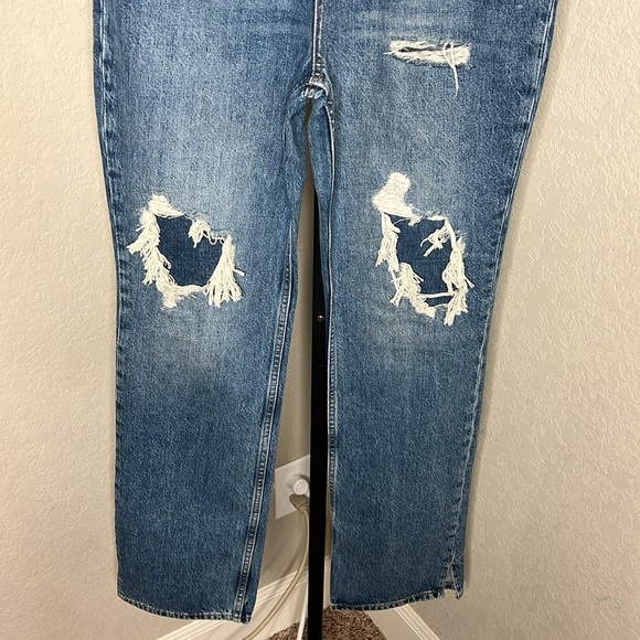 597 - We The Free NWT Free People Distressed Blue Jeans, Size 29 - Picture 3 of 10